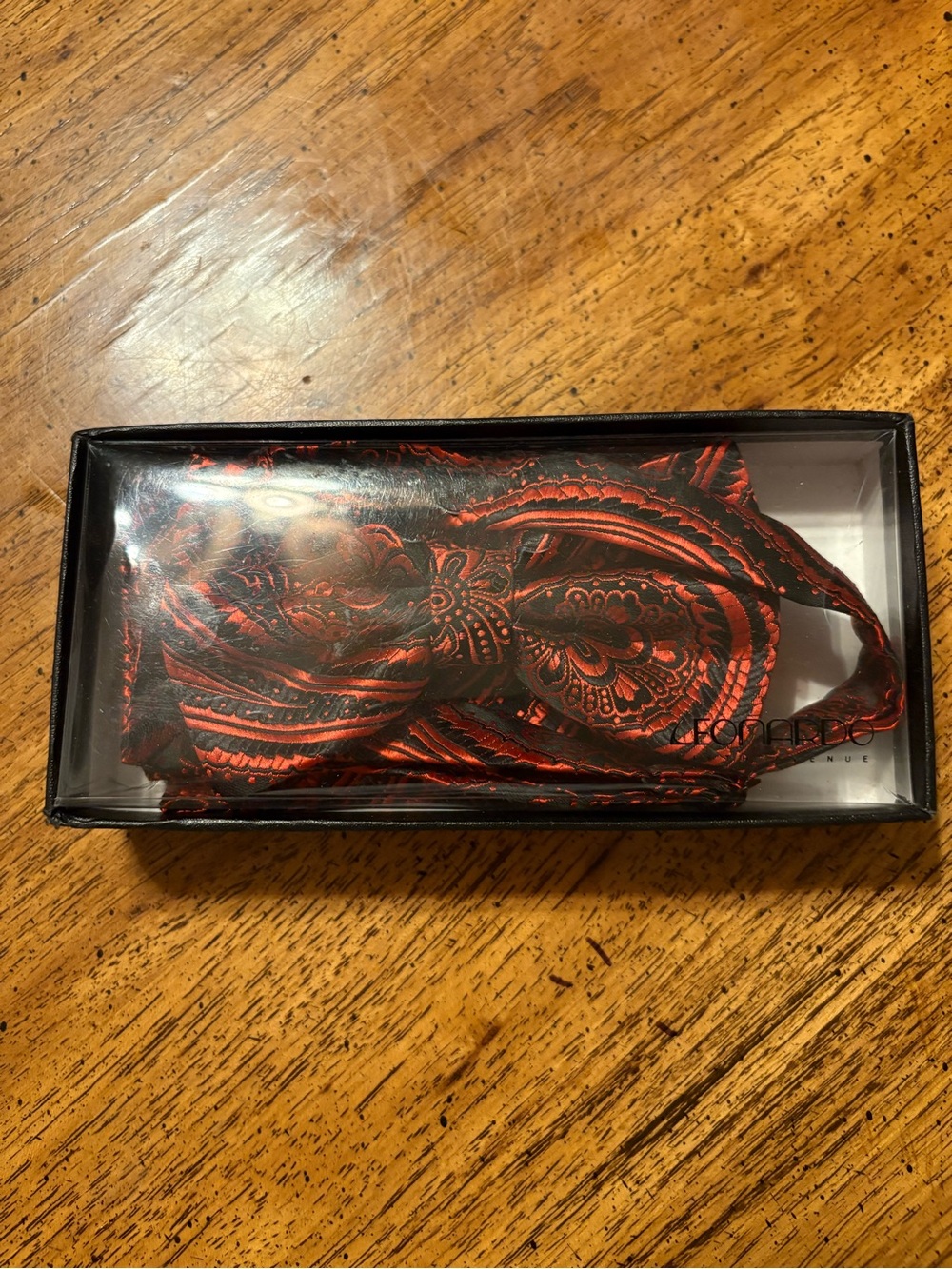 Pre-tied  adjustable men’s bow tie, red and black